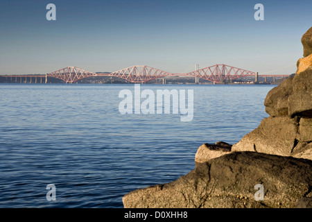 Point de vue de Downing Dalgety Bay de la Forth Bridges. Banque D'Images