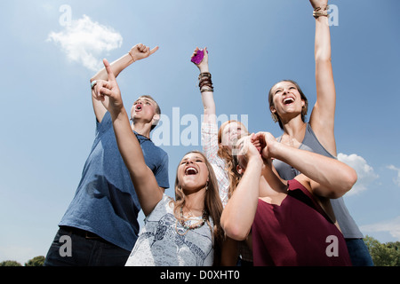 Cinq amis acclamations, low angle Banque D'Images