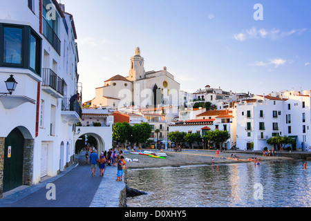 L'Espagne, l'Europe, la Catalogne, province de Gérone, Costa Brava, Cadaques Côte, ville, Dali, baie, plage, bleu, bateaux, Cadaques, église, c Banque D'Images