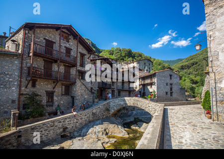 L'Espagne, l'Europe, la Catalogne, province de Gérone, engendrés, ville, architecture, pont, cité médiévale, de la Méditerranée, de la nature, pittoresque, Pyre Banque D'Images