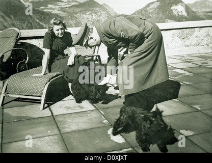 Eva Braun, Braun, Adolf Hitler, Scottish terriers, Negus, Katuschka K, Hitler, Berchtesgaden, Allemagne, 1942 Banque D'Images