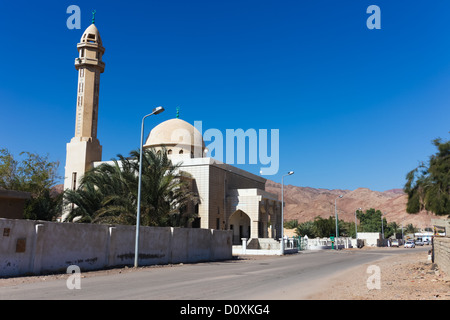 Rue passant la mosquée dans la ville touristique de Dahab. Banque D'Images