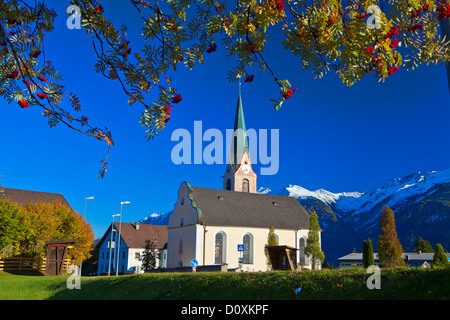 L'Autriche, Europe, Tyrol, Vorarlberg, Mieming, chaîne, plateau, Obsteig, église, montagnes, Alpes de Stubai, neige, ciel, bleu, rouge, randonnée Banque D'Images