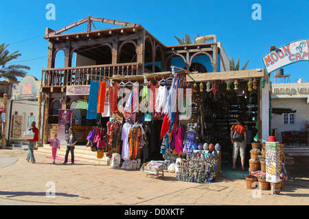 DAHAB - le 23 janvier : peu de touristes dans la boutique d'artisanat le 23 janvier 2011 à Dahab, Egypte. Banque D'Images