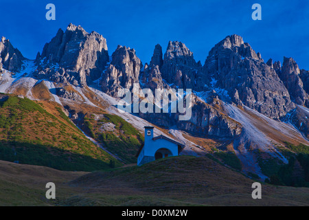 L'Autriche, Europe, Tyrol, Vorarlberg, Grinzens, Kemater Alp, Alp, chapelle, Kalkkögel, Alpes de Stubai, Dolomites, Italie du Nord, la montagne de la chaux Banque D'Images