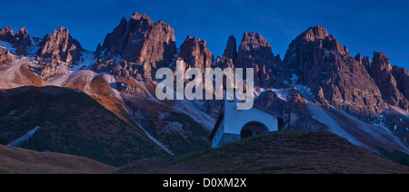 L'Autriche, Europe, Tyrol, Vorarlberg, Grinzens, Kalkkögel, chapelle, montagnes, Alpes de Stubai, Kemater alp, soir, lumière du soir, ciel, re Banque D'Images