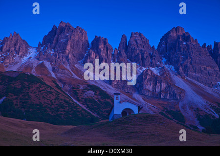 L'Autriche, Europe, Tyrol, Vorarlberg, Grinzens, Kemater Alp, Alp, chapelle, montagnes, Kalkkögel, Alpes de Stubai, crépuscule, soir, personne, lon Banque D'Images