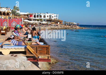 DAHAB - JANVIER 23. Les touristes profitant de la côte du Sinaï à Dahab, Egypte. Dahab est une destination populaire pour les plongeurs. Banque D'Images