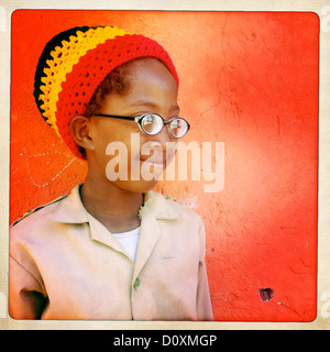 Kid Rasta avec verres épais et colorés Hat à Shashemene Jamaican School, région d'Oromia, en Éthiopie Banque D'Images