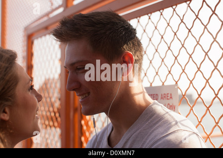 Jeune couple sur un ferry Banque D'Images