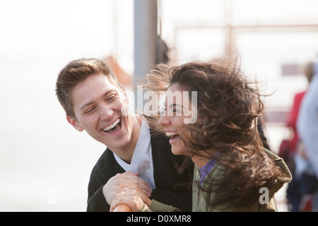 Jeune couple sur ferry, laughing Banque D'Images