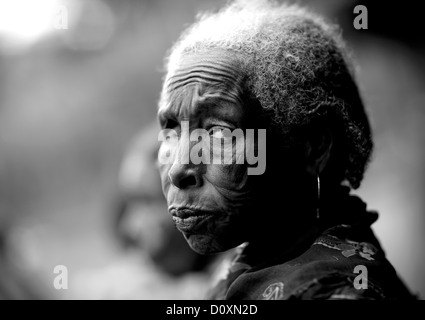 Portrait noir et blanc d'un portrait d'une ancienne tribu Borana-eyed Woman, Yabello, vallée de l'Omo, Ethiopie Banque D'Images