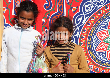 DAHAB - JANVIER 23. Les jeunes vendeurs de rue exhibant leurs bracelets à Dahab, Egypte. Il fournit un revenu pour leur famille. Banque D'Images