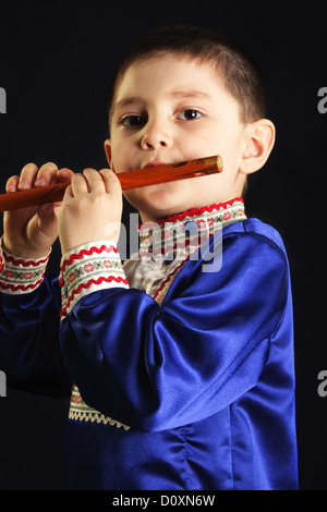 Petit enfant jouant de la Flûte en bois Banque D'Images