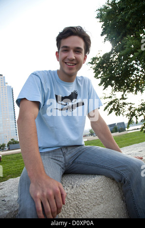 Jeune homme portant des jeans et t shirt, portrait Banque D'Images