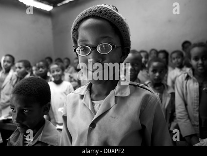 Kid Rasta avec verres épais dans sa classe à Shashemene Jamaican School, région d'Oromia, en Éthiopie Banque D'Images