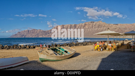 L'Espagne, Lanzarote, La Caleta, piscine, café, Risco de Famara, paysage, l'eau, l'été, les montagnes, la mer, les gens, les navires, bateaux, Cana Banque D'Images