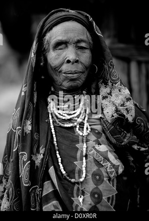 Portrait d'une ancienne tribu Borana-eyed Woman, Yabello, vallée de l'Omo, Ethiopie Banque D'Images