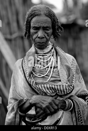 Portrait noir et blanc d'une vieille femme de la tribu Borana, Yabello, vallée de l'Omo, Ethiopie Banque D'Images