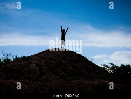 Tribu Banna Kid sauter sur une colline, vallée de l'Omo, Ethiopie Banque D'Images