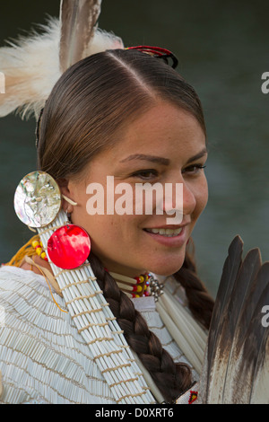 USA, United States, Amérique, Lakota, Souix, modèle, autochtones, amérindiens, femme, femme, robe, lac, le Lac sud, Dakot Lakota Banque D'Images