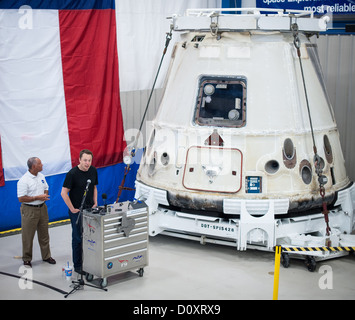 L'administrateur de la NASA Charles Bolden, gauche et SpaceX PDG et Chef Designer Elon Musk en face de la capsule Dragon qui est revenu sur Terre le 31 mai 2012 à la suite de la première mission réussie par une entreprise privée pour transporter les fournitures à la Station spatiale internationale le 13 juin 2012 à l'usine de SpaceX McGregor, Texas. Banque D'Images