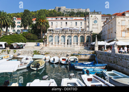 Hvar - 24 SEPTEMBRE : La Loggia et tour de l'horloge le 24 septembre 2011 à Hvar, Croatie. Banque D'Images