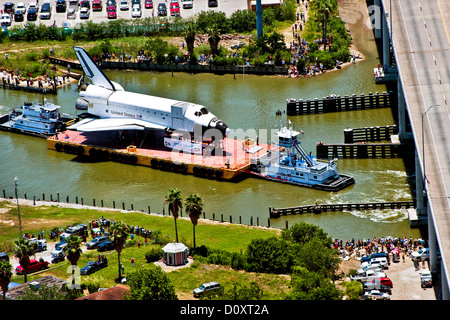 La formation de la NASA navette est pris par barge en toute sécurité dans le chenal étroit et sous le pont Kemah 1 juin 2012 à Kemah, Texas comme il fait son chemin au Johnson Space Center. Banque D'Images