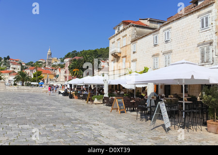 Hvar - 24 SEPTEMBRE : cafés sur la place Saint-Pierre le 24 septembre 2011 à Hvar, Croatie. Banque D'Images