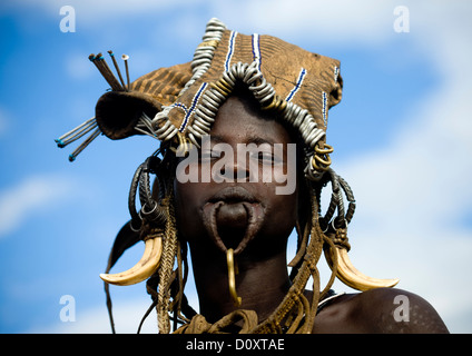 Portrait Of A Smiling Woman with tribu Mursi Phacochère défenses que Boucles d et lèvre élargie, vallée de l'Omo, Ethiopie Banque D'Images