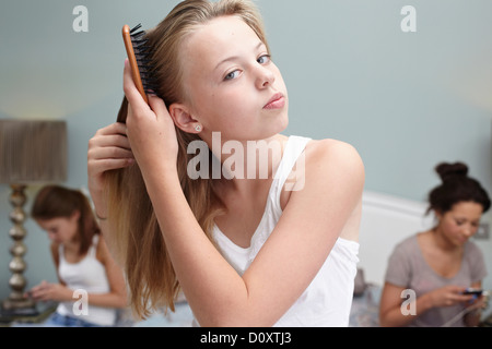 Teenage girl brushing her hair Banque D'Images