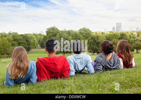 Les adolescents qui traînaient dans un parc Banque D'Images