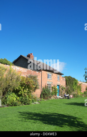 Jardin clos avec chalet jardiniers, Croft Castle, Herefordshire, Angleterre, RU Banque D'Images