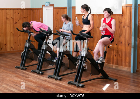 Épuisé femme en spinning class Banque D'Images