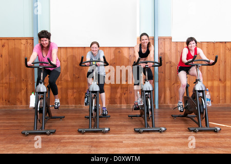 Les femmes en spinning class Banque D'Images