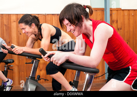 Les femmes en spinning class Banque D'Images