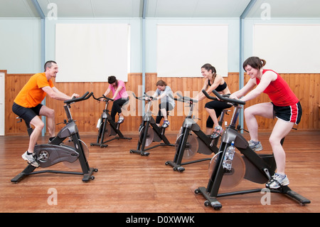 Instructeur d'hommes de femmes de spinning Banque D'Images