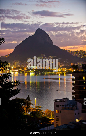 City Lights, Lagoa et Morro Dois Irmãos, Rio de Janeiro, Brésil Banque D'Images