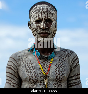 Portrait d'un jeune homme de la tribu Karo avec Body Painting, Korcho Village, vallée de l'Omo, Ethiopie Banque D'Images