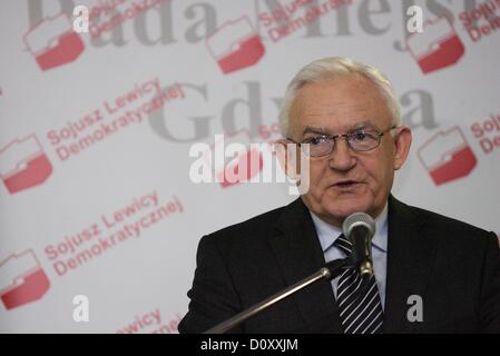 Gdynia, Pologne 3e, décembre 2012 Parti de l'Alliance de la gauche démocratique (SLD), ancien leader PM polonais Leszek Miller prend part à la confference sur les sources d'énergie renouvelables à Gdynia. Banque D'Images