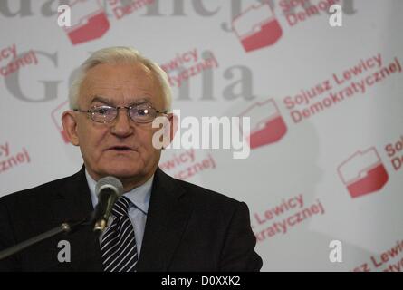 Gdynia, Pologne 3e, décembre 2012 Parti de l'Alliance de la gauche démocratique (SLD), ancien leader PM polonais Leszek Miller prend part à la confference sur les sources d'énergie renouvelables à Gdynia. Banque D'Images