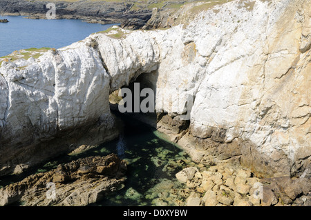 Bwa Gwyn arch arch rock blanc naturel Rhoscolyn Anglesey Mon Pays de Galles cymru UK GO Banque D'Images