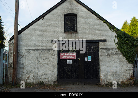 Bovey Tracey, Devon, Angleterre. Le 29 novembre 2012. Ancien garage avant avec un no parking sign. Banque D'Images