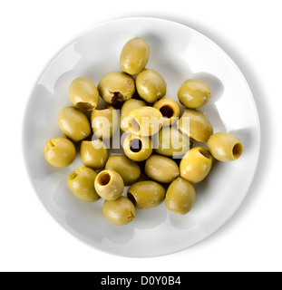 Les olives dans un plat isolé sur fond blanc Banque D'Images