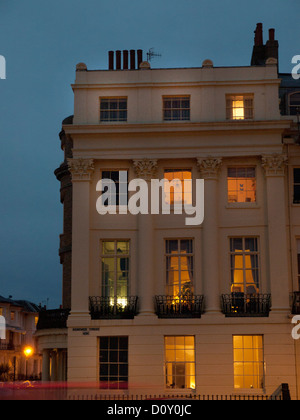 Maisons de Brighton dans la nuit. Banque D'Images