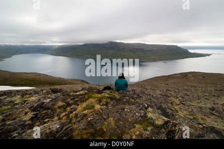 Assis au-dessus de Ingolfsfjordur Westfjordur Strandir, littoral, l'Islande, Banque D'Images