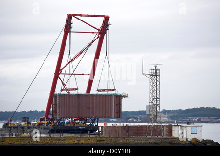 Construction du passage de remplacement sur le Firth of Forth mettant des caissons en place, Édimbourg. Banque D'Images