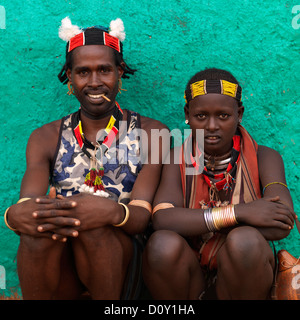 Portrait d'un couple de Hamar tribu avec bijoux et vêtements traditionnels, Turmi, vallée de l'Omo, Ethiopie Banque D'Images