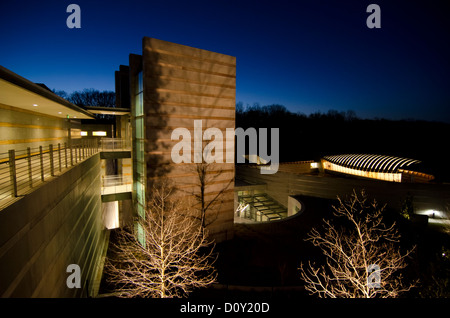 Crystal Bridges Museum de nuit. American Art Museum à Bentonville, Arkansas, États-Unis. Fondée par Alice Walton Banque D'Images