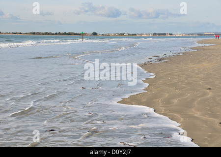 Scène de l'estran et le sable doré de la plage de West Wittering, Nr.Chichester, West Sussex, UK à Hayling Island dans la distance Banque D'Images